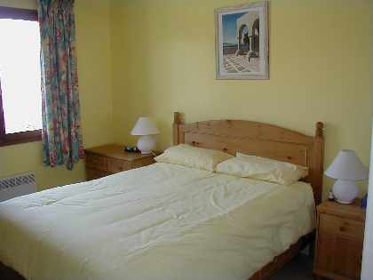 1st floor master bedroom (with en-suite)